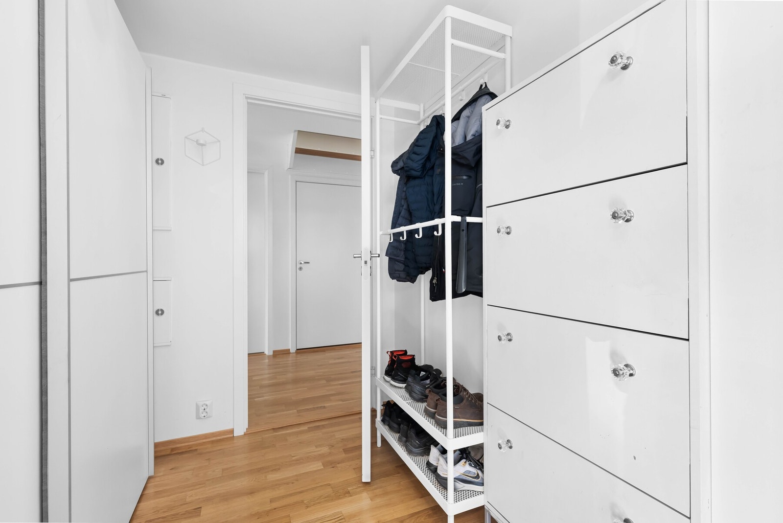 Velkommen inn i en praktisk og romslig entré på ca. 4,4 kvm med god plass til oppbevaring av både yttertøy og sko i skyvedørsgarderobe. Galleribilde