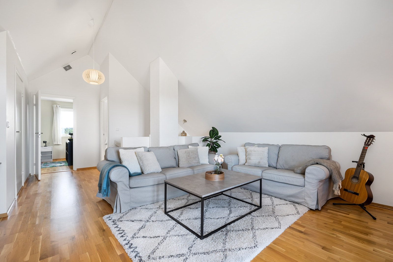 I boligens øvre etasje finner man en romslig loftstue på ca. 27,5 kvm. Galleribilde