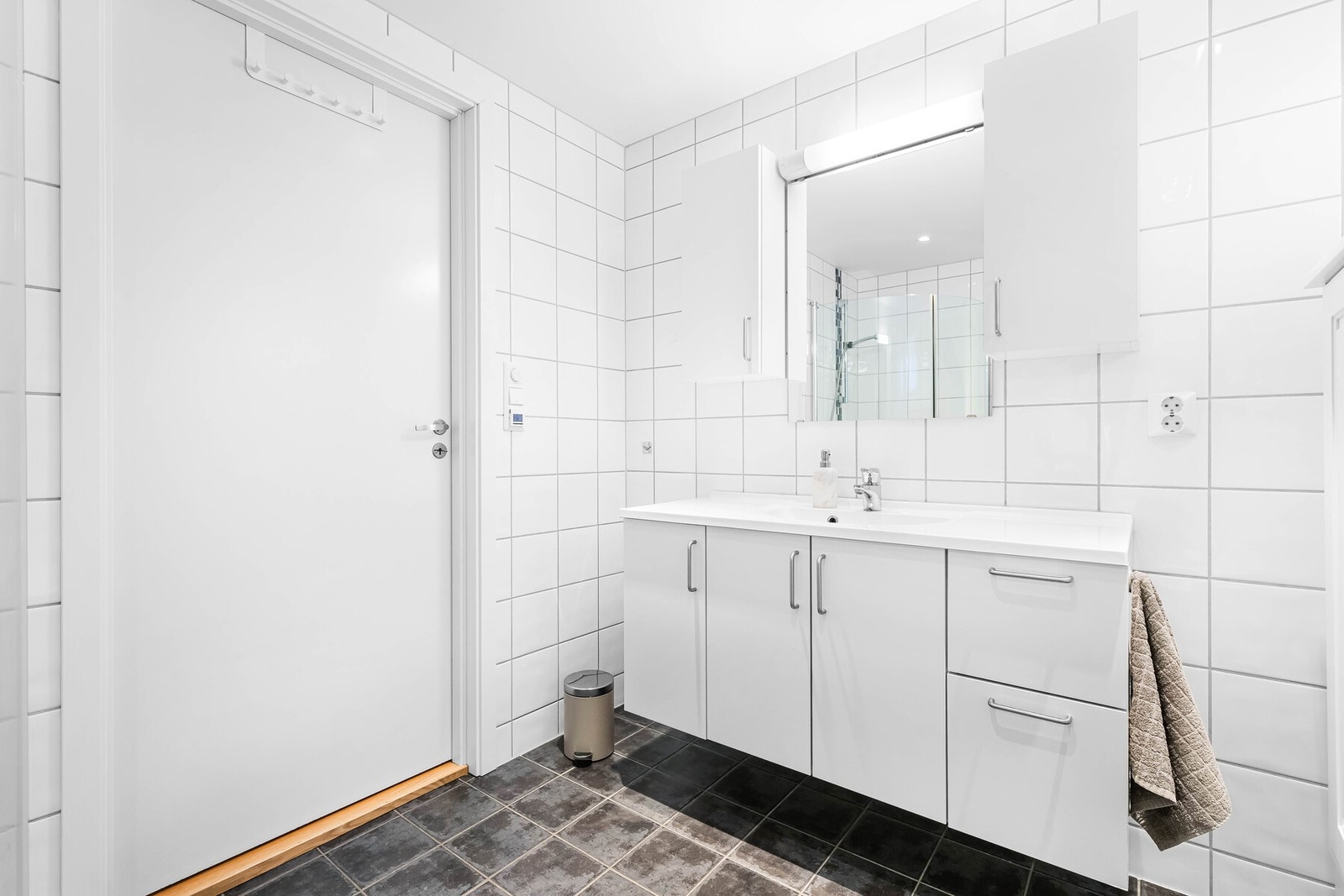 Rommet har varmekabler i gulv og mekanisk ventilasjon. Galleribilde