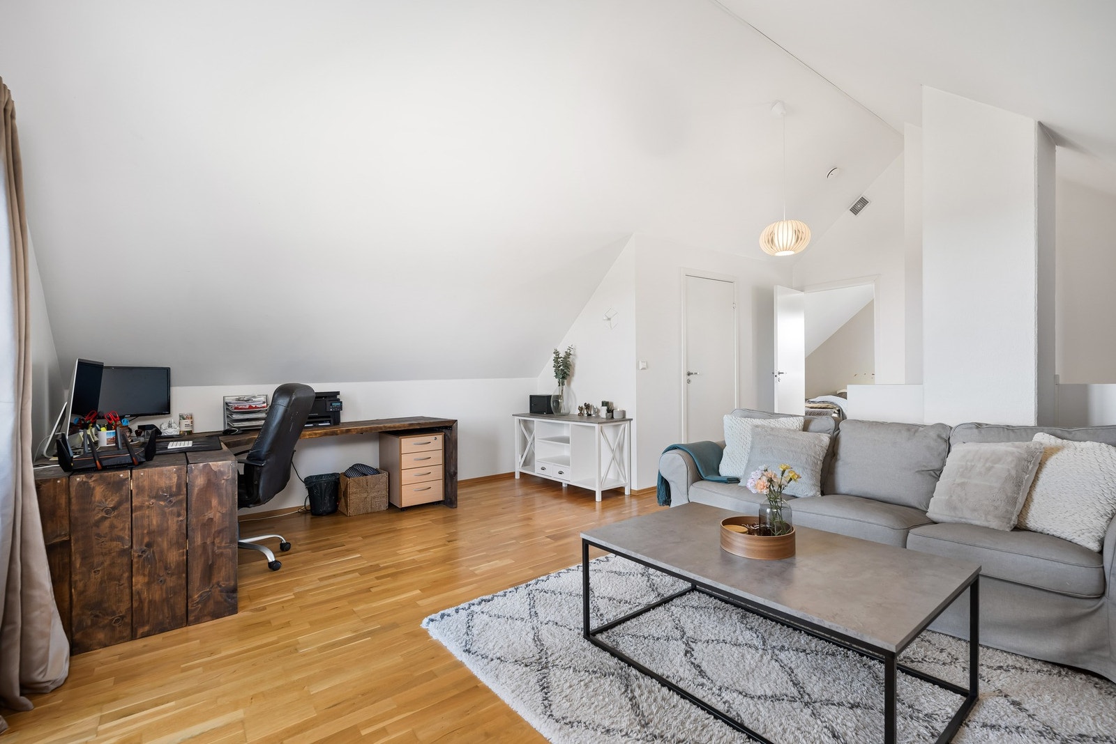Det er god plass til både en romslig kontorplass og TV-stue. Galleribilde