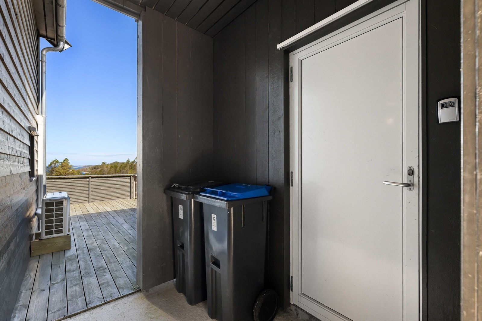 Utgang fra bolig og dør inn til sportsbod som ligger ved carporten. Galleribilde