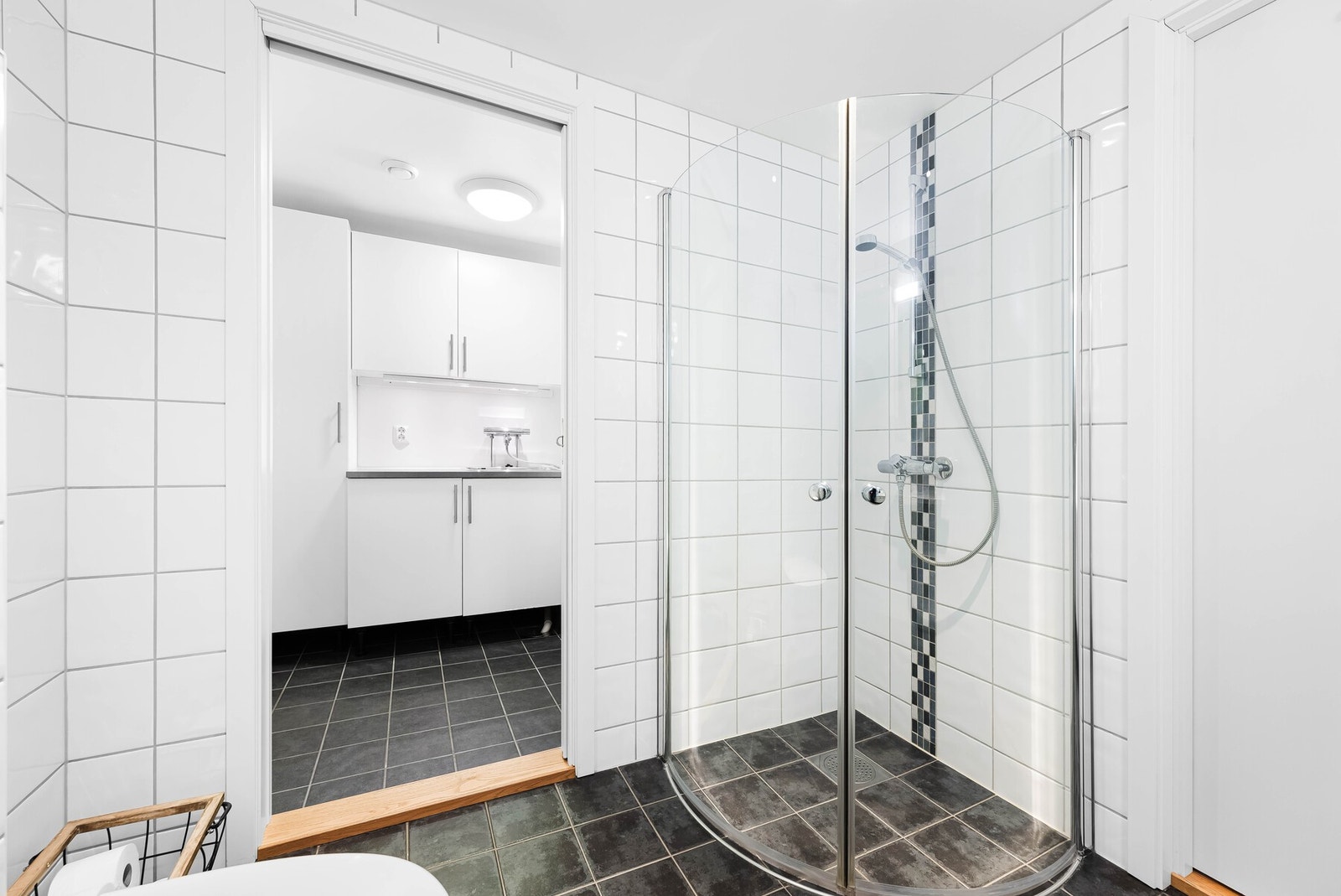 Badet i denne etasjen ligger til venstre for entréen/vindfanget. Det er helfliset og holder en moderne standard fra byggeår. Galleribilde