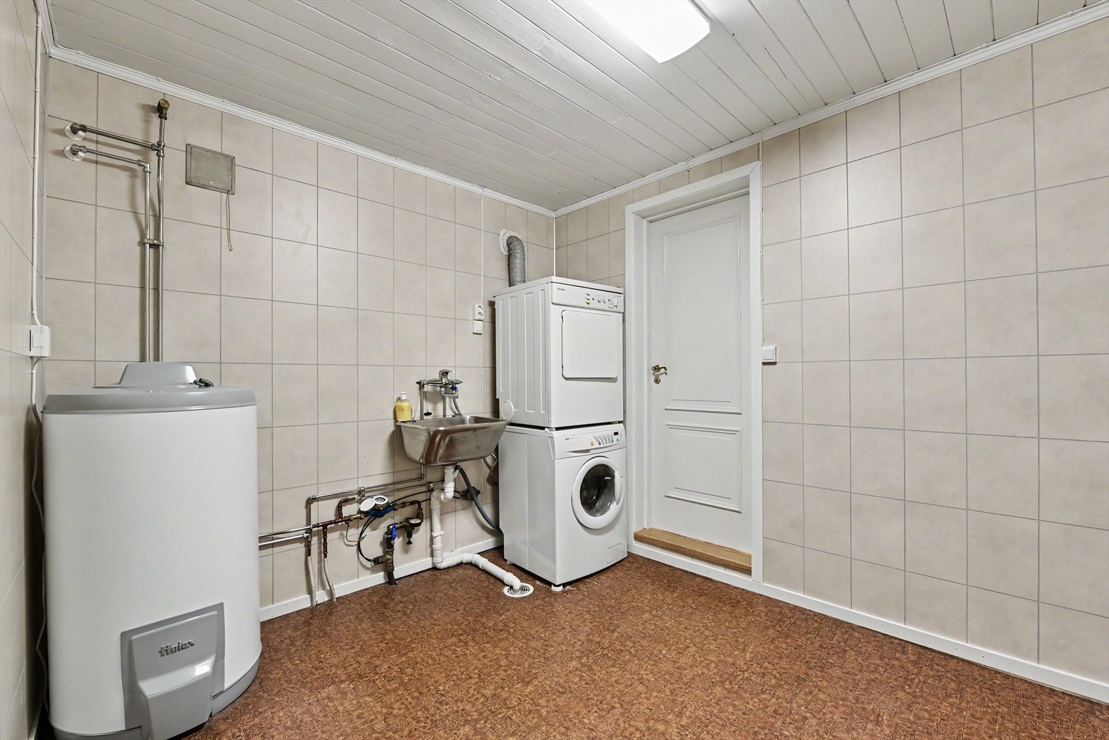 Varmtvannsberederen på cirka 200 liter er plassert på vaskerommet. Galleribilde