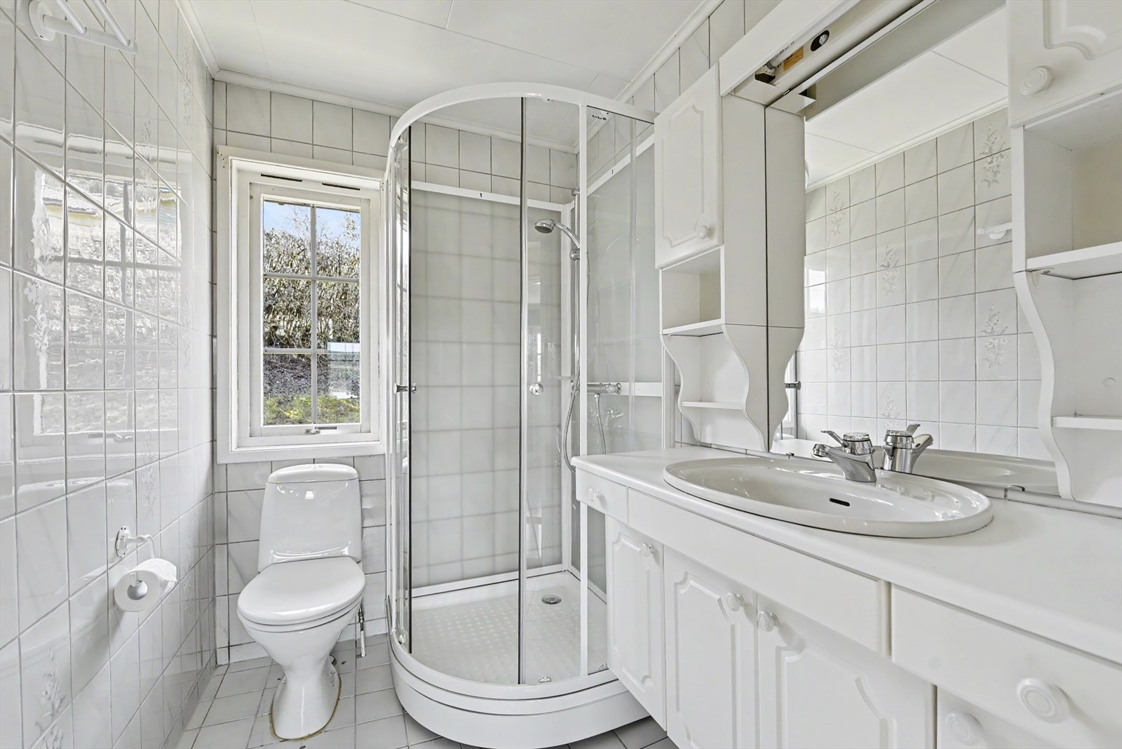 I tillegg er badet utstyrt med dusjkabinett og varmekabler i gulvet for økt komfort. Galleribilde