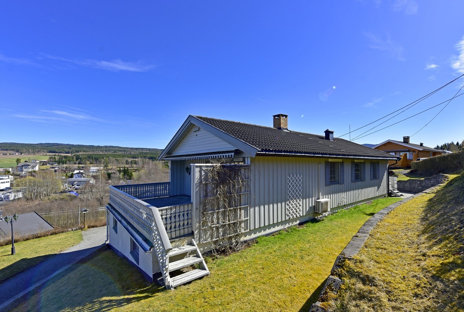 Baksiden av boligen viser hvordan huset er plassert i det skrånende terrenget. Galleribilde