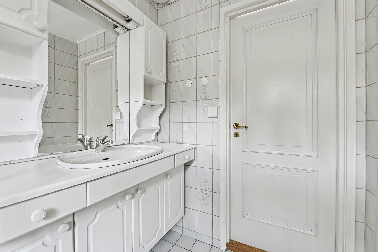 Badet i første etasje har keramiske fliser på gulv og vegger, og er innredet med et servantskap. Galleribilde