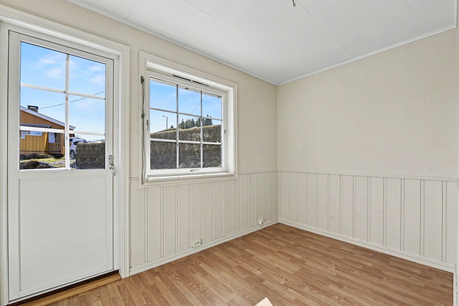 Det andre soverommet i etasjen har laminatgulv og egen utgang til en av boligens verandaer. Galleribilde