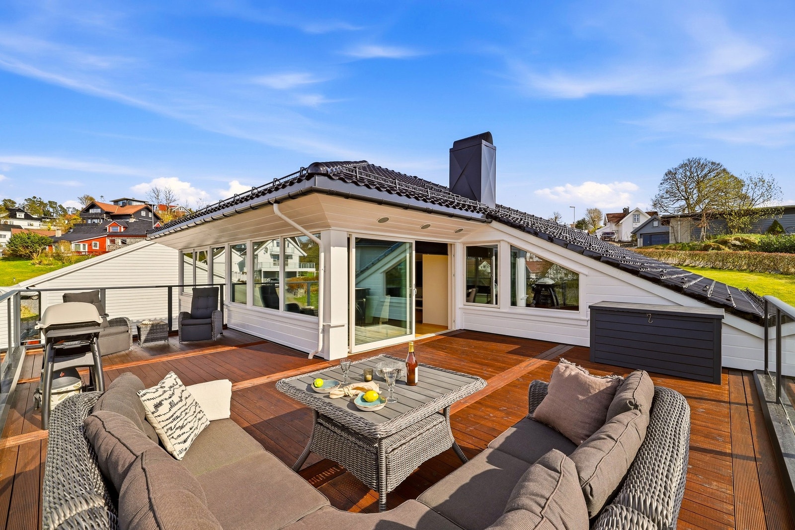 Solrik og herlig uteplass med glassrekkverk på hele 48 m². En sosial utesone rigget for soling, kos og grilling. Galleribilde