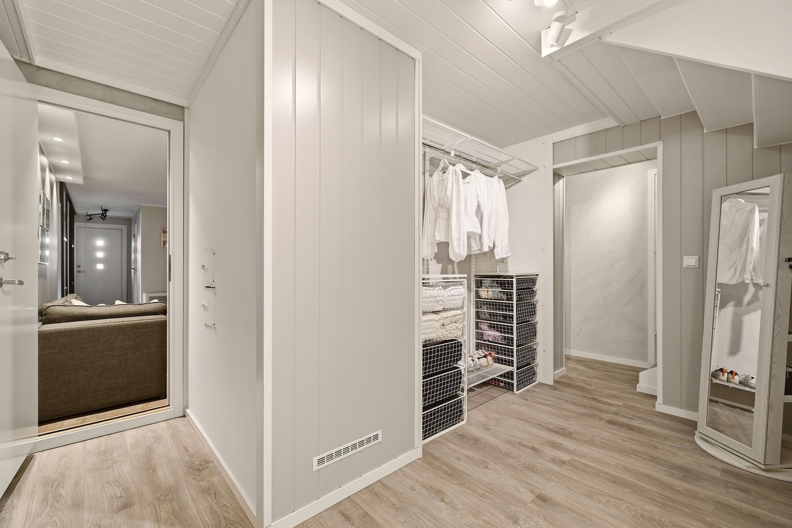 Fra gang/garderobe er det dør til utleiedelen. Ved å sette inn en dør mot hoveddelen, kan dette arealet eventuelt disponeres av leietaker. Galleribilde