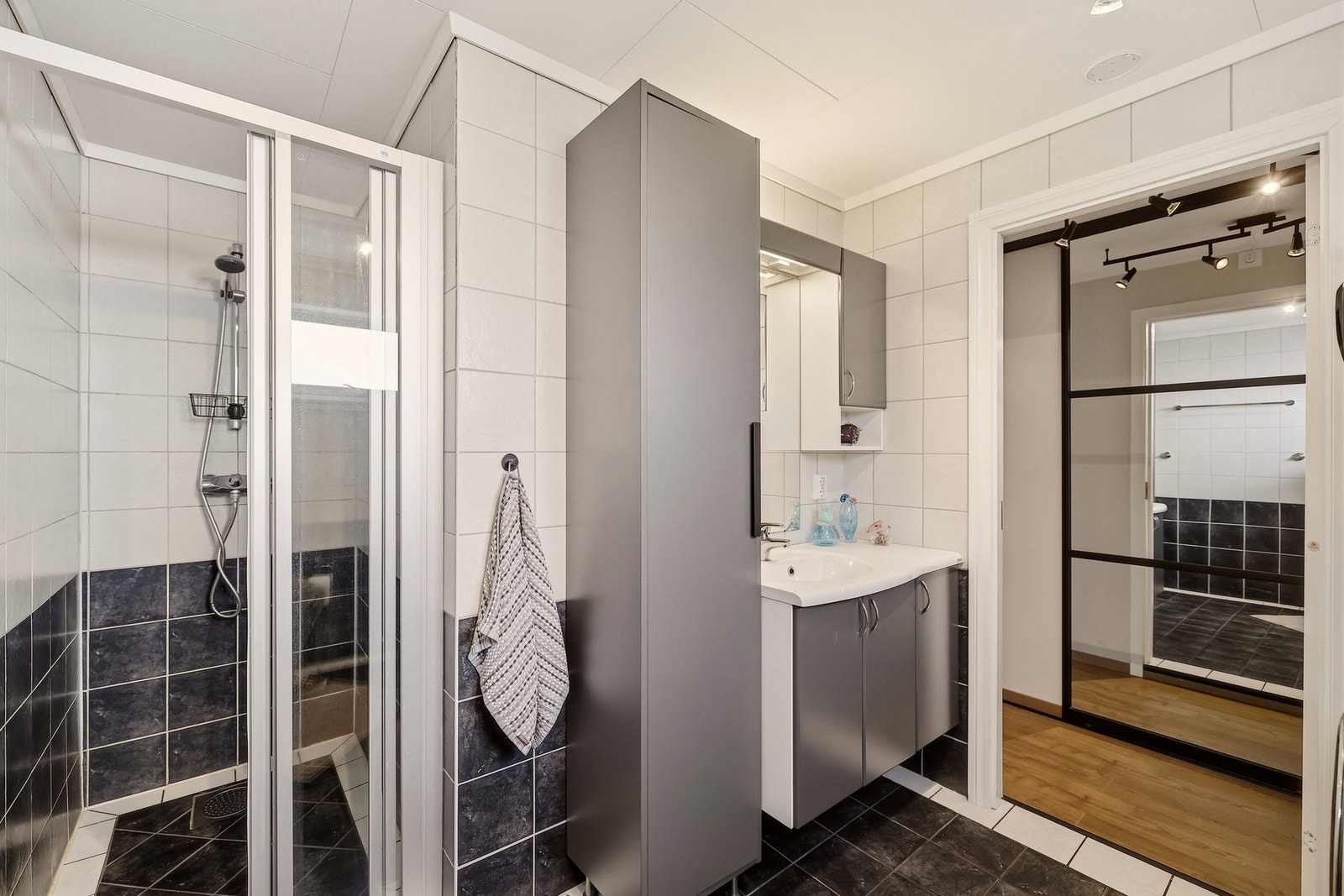 Helfliset baderom med moderne innredning i utleiedelen. Badet ble pusset opp av foregående eier i 2006. Galleribilde