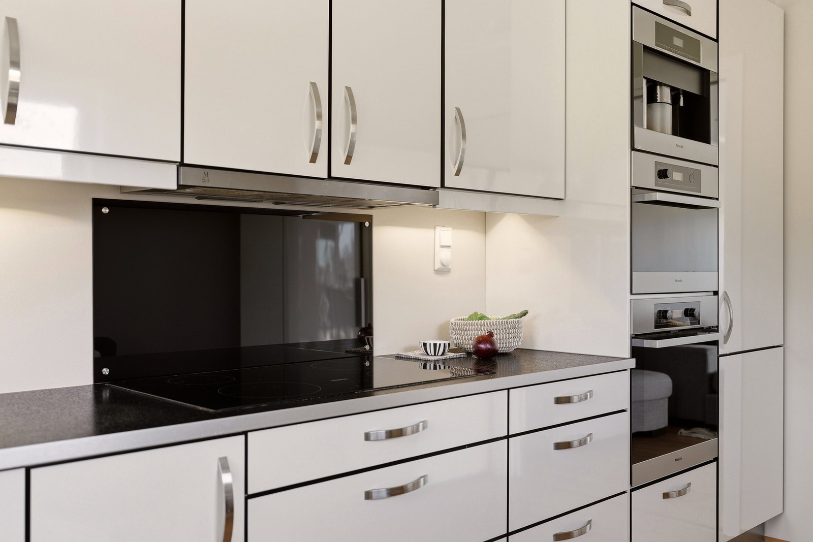 Det er integrerte hvitevarer som ovn, dampovn, kaffemaskin (defekt), oppvaskmaskin, platetopp med induksjon (86 cm) og kjøleskap. Galleribilde