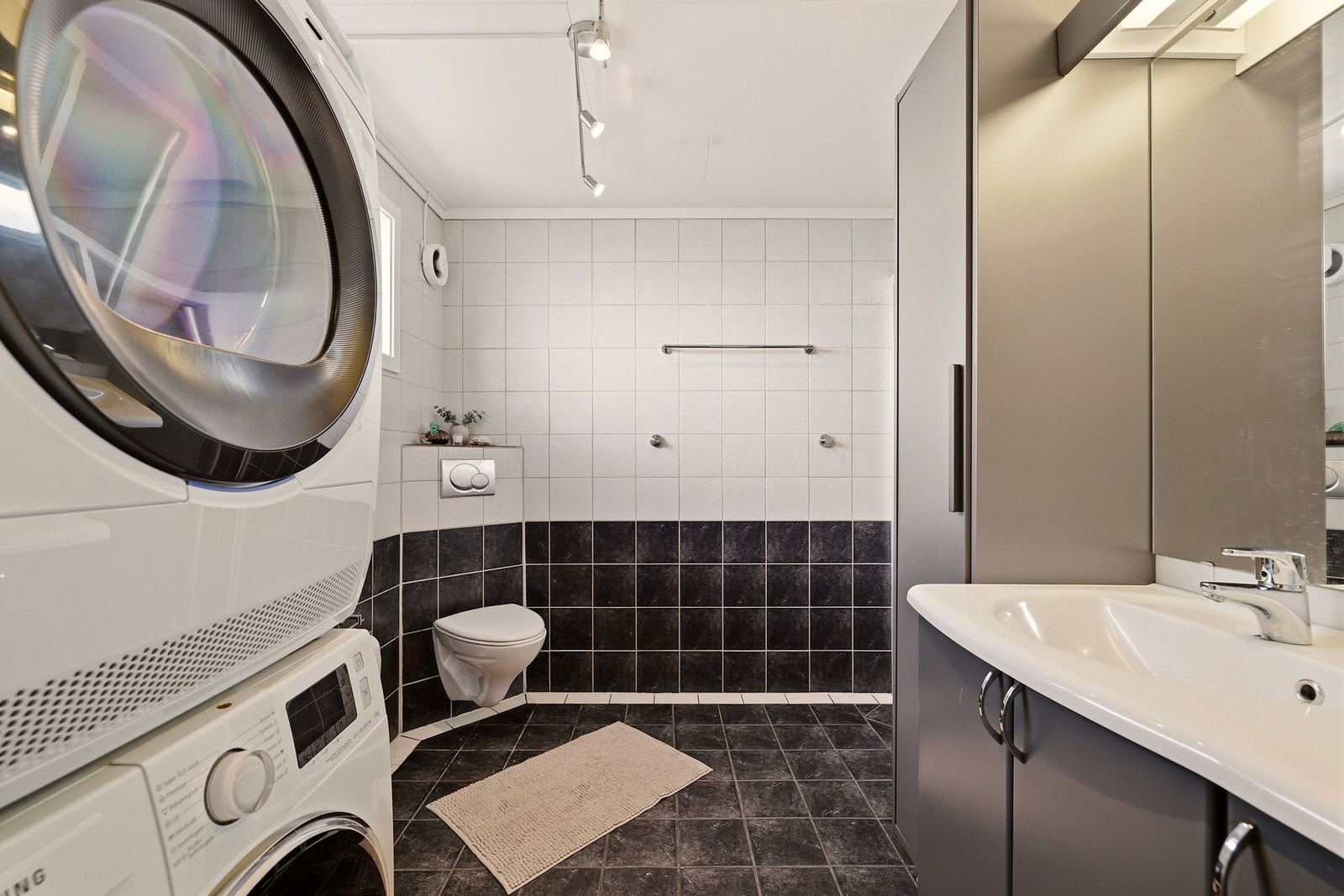 Det er tilrettelagt for tilkobling av vaskemaskin på badet. Galleribilde