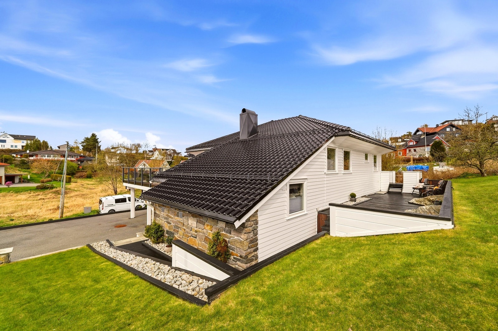Boligen er tegnet av den anerkjente arkitekten Victor Ogann. Nytt yttertak med sort glasert teglstein i 2015. Selveiende tomt på 1.007 m². Galleribilde