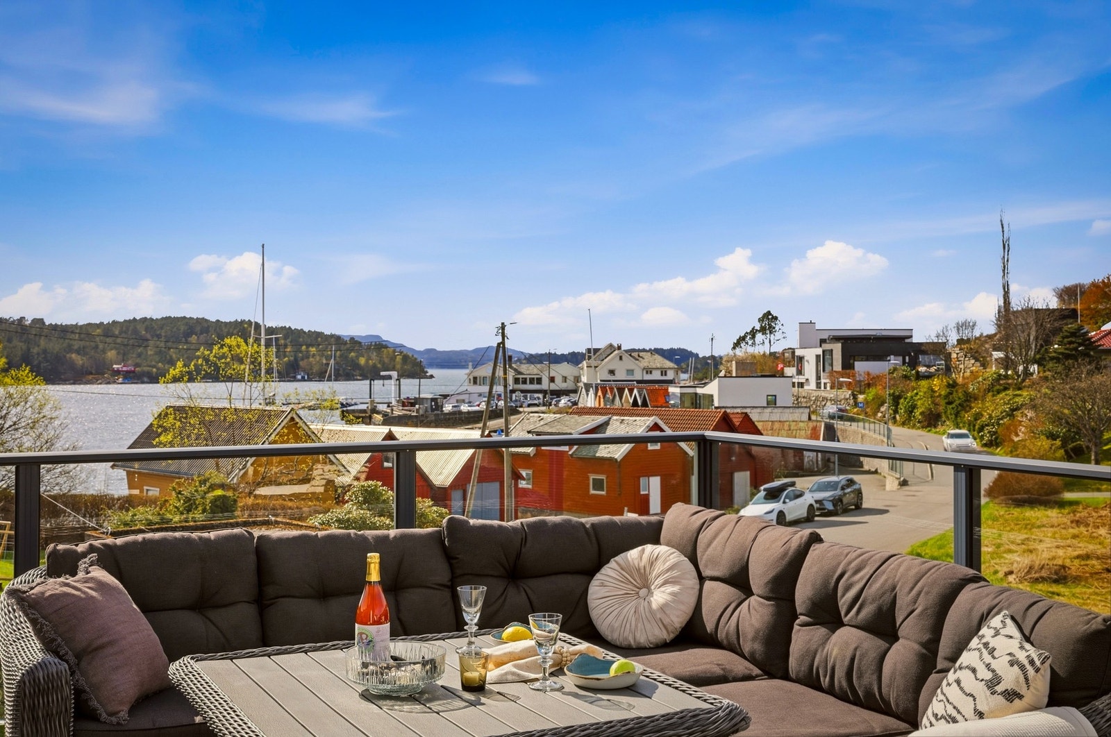 Det er flott sjøutsikt fra terrassen og meget gode solforhold. Terrassedekke er Møreroyal terrassebord, som ble beiset/oljet i 2025/2026. Galleribilde
