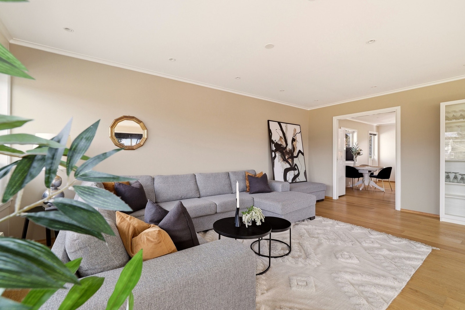 Stuen er gunstig plassert i forhold til kjøkkenet. Det er innfelte downlights i himlingen, som gir en fin kontrast når nattemørket senker seg. Galleribilde
