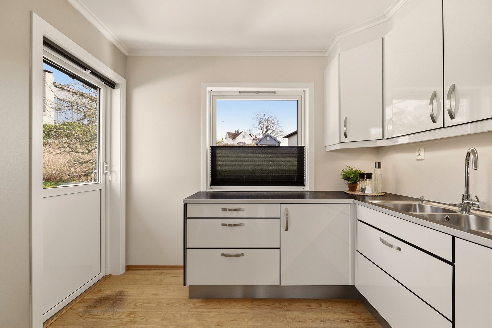 Fra kjøkkenet er det direkte utgangsdør til terrassen på baksiden av huset. Her får man solen tidlig om morgenen. Galleribilde