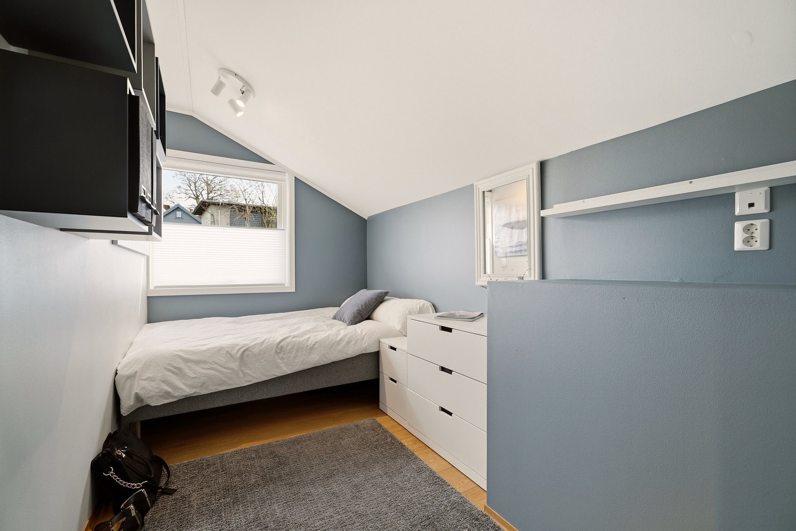 Boligen passer utmerket for en barnefamilie, med god plass for familiens medlemmer. Galleribilde