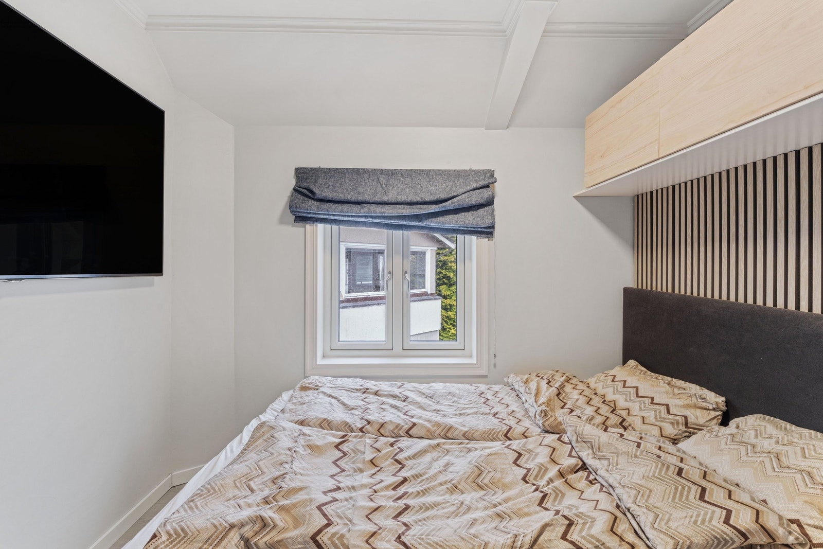Hovedsoverommet med plass til TV og stor dobbeltseng. Galleribilde