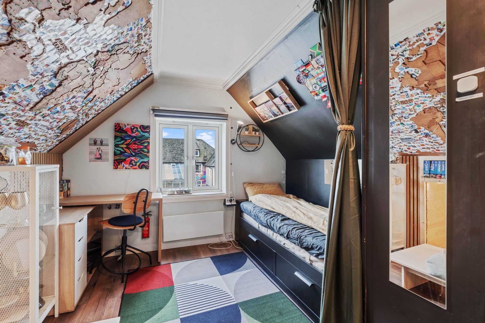 Loftsleiligheten er per i dag innredet som et lite personlig reisemuseum, men kan med små grep gjøres veldig rent og stilfult. Galleribilde