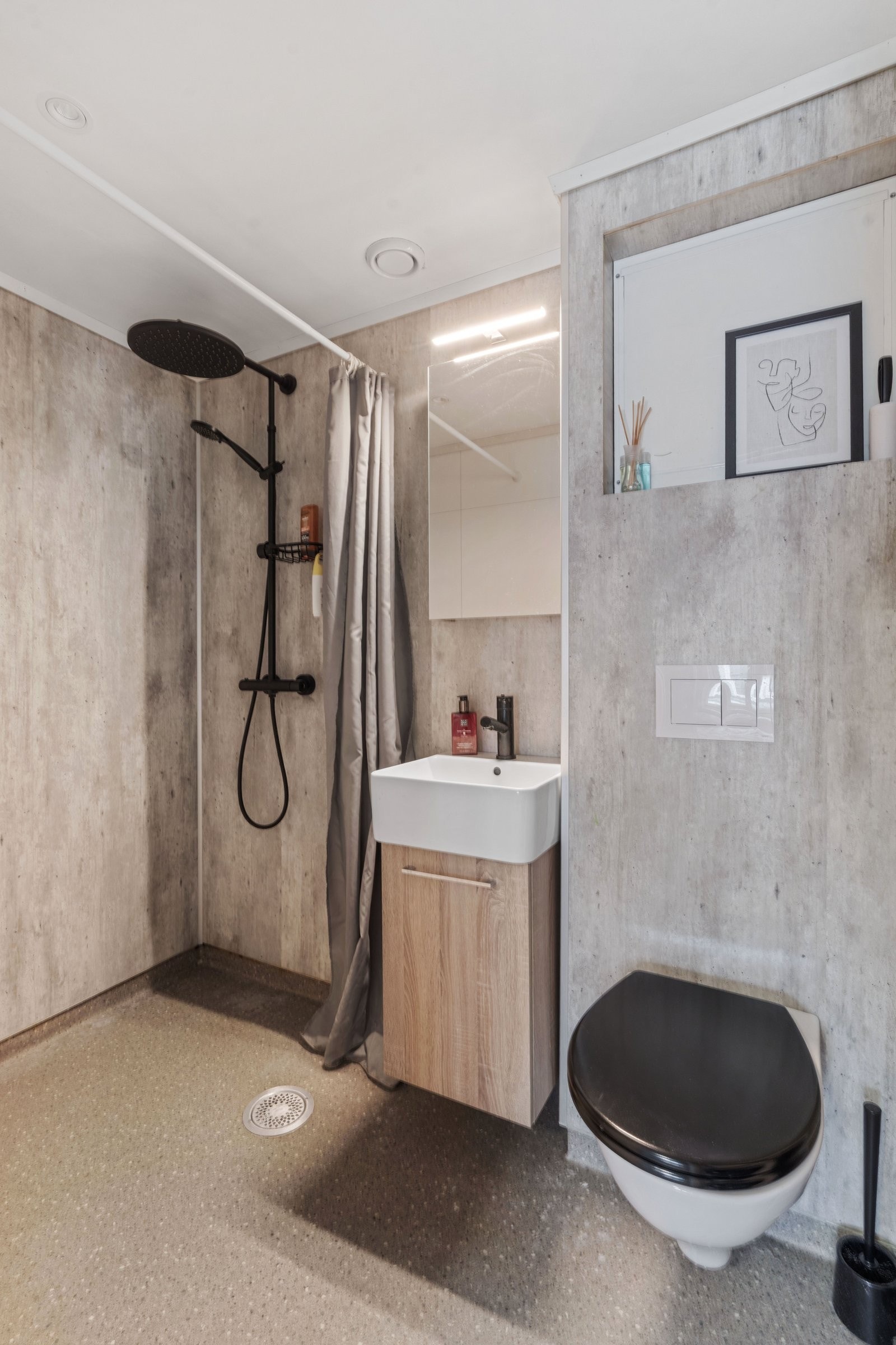 Flotte, nærmest vedlikeholdsfrie baderomsplater med microsement look. Galleribilde