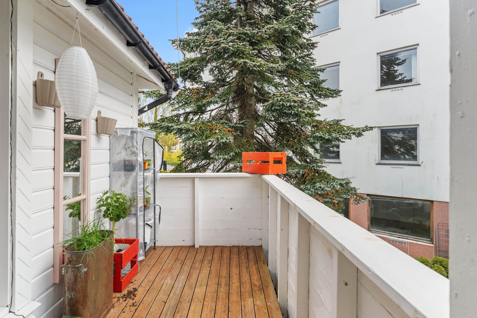 Terassen er delt med en annen leilighet og har utsikt mot St. Petri Aldershjem som per i dag ikke er i bruk. Galleribilde