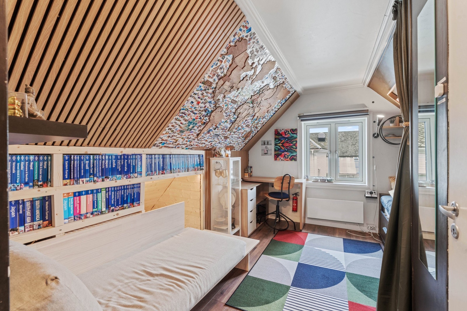 Her er alt av plass utnyttet, med et lite kott bak sovesofaen med god plass til oppbevaring. Galleribilde