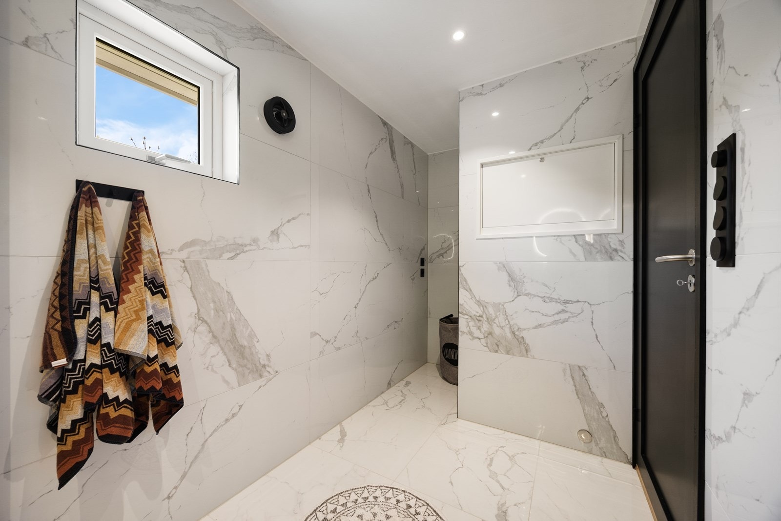Det ene badet fungerer også som vaskerom, med opplegg for vaskemaskin. Galleribilde