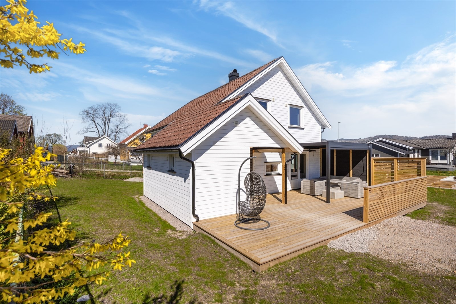 Tomten er opparbeidet med plen og gruslagt gårdsplass med gode solforhold. Galleribilde