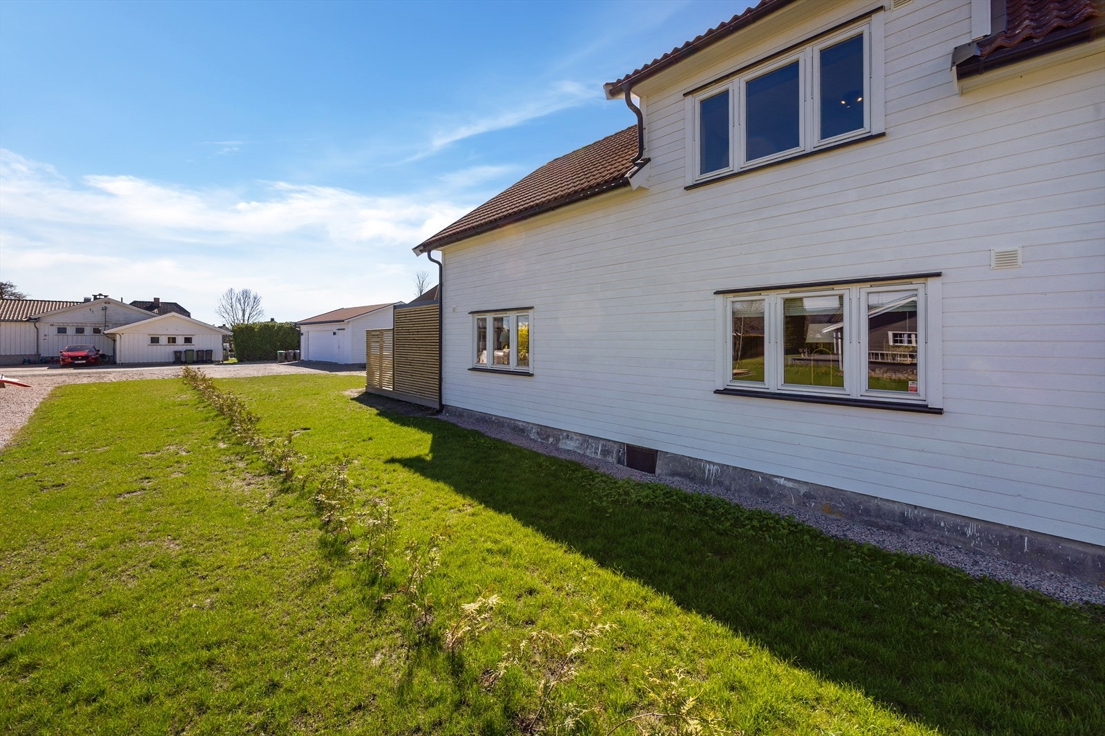 Grunnmuren er i betong med utvendig murpuss, etablert på stedlige masser og fjell. Galleribilde