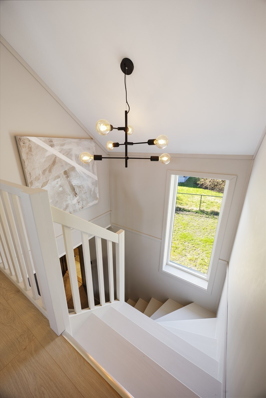 Den plassbygde tretrappen er malt og fremstår i god stand. Galleribilde