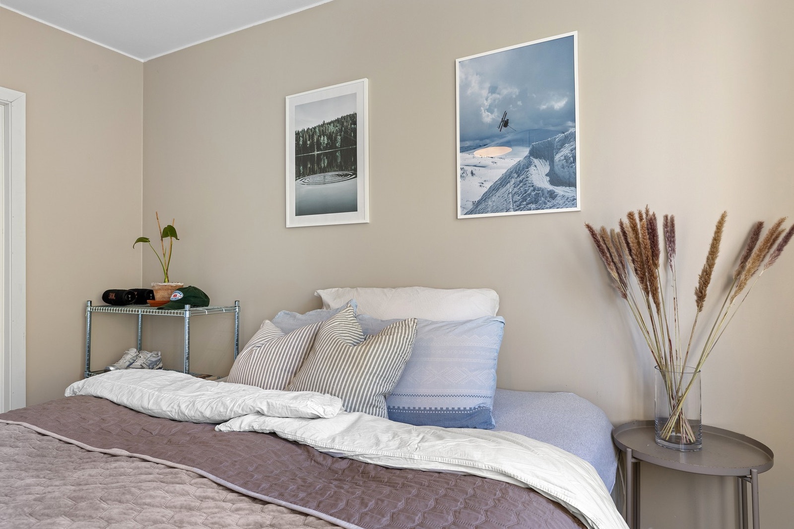 God plass til dobbeltseng med nattbord. Galleribilde