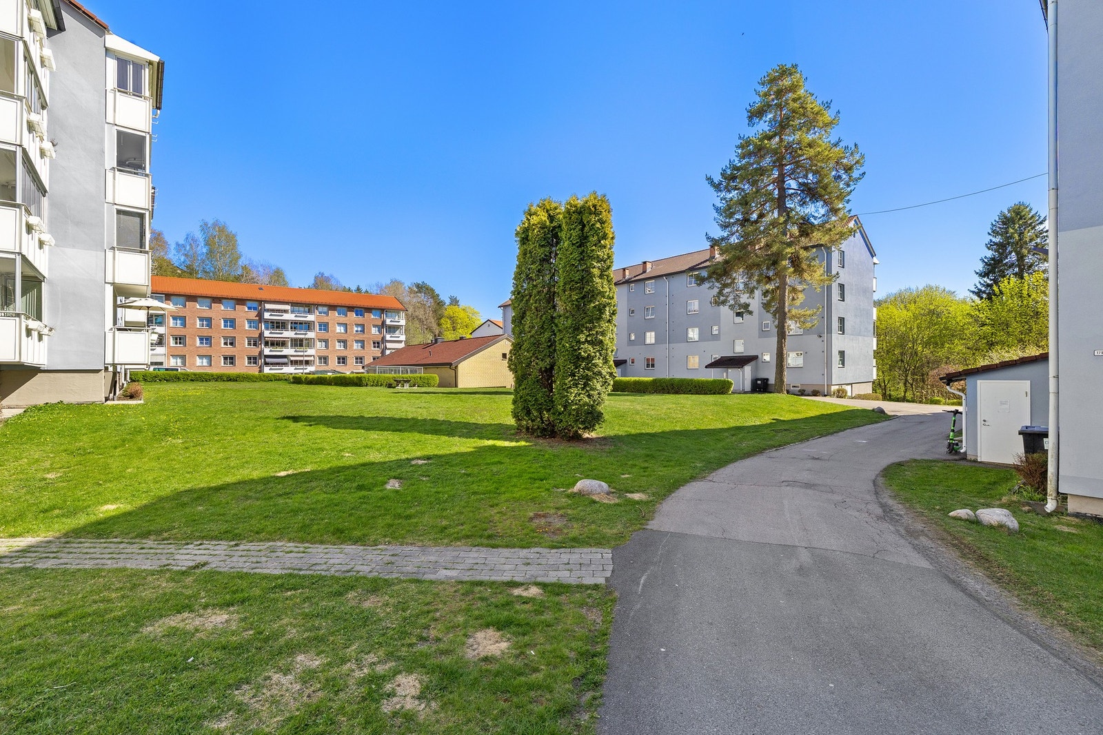 I Selvbyggerveien 171 bor du fint til i frodige omgivelser. Galleribilde