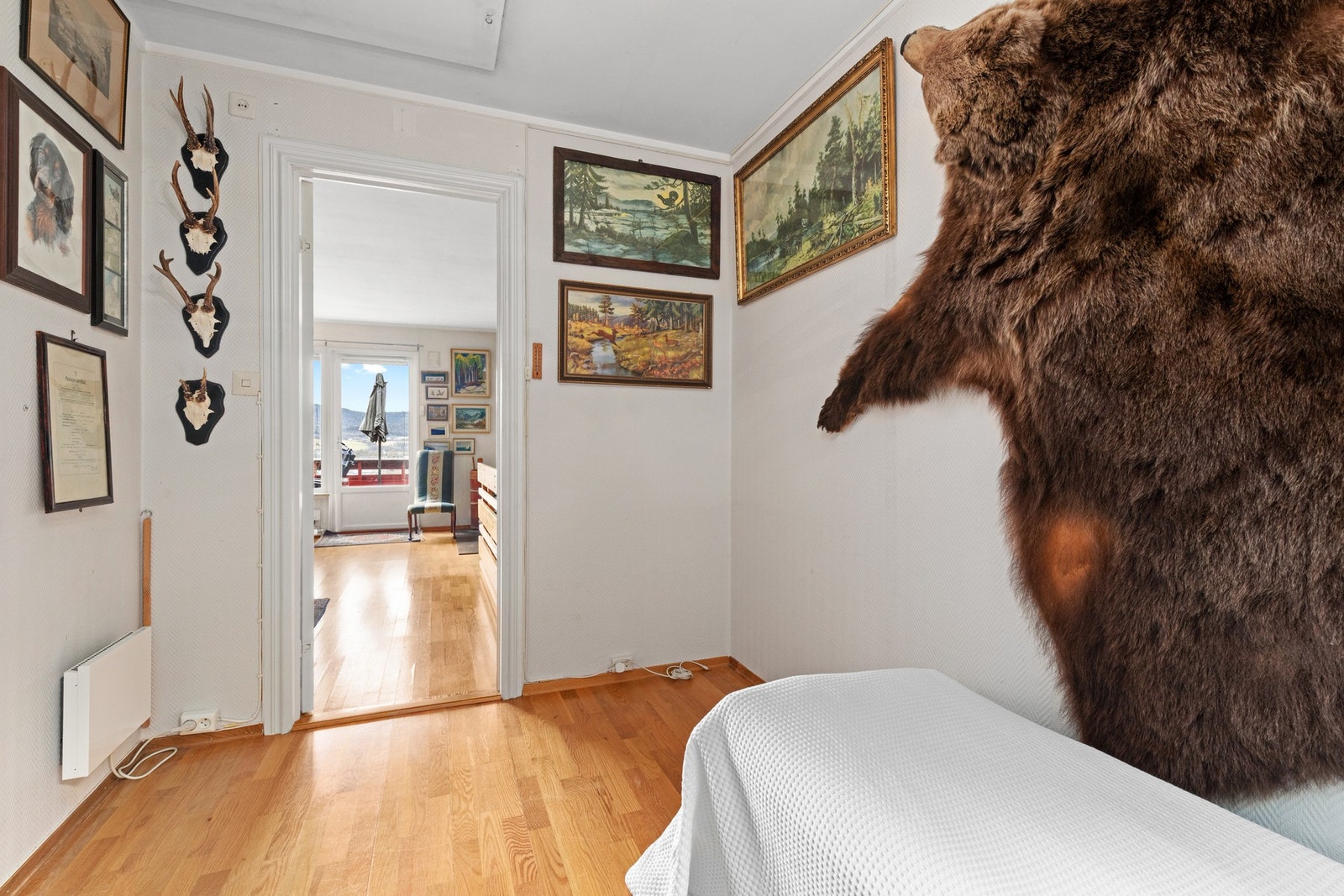 Rommet er svalt om kvelden Galleribilde