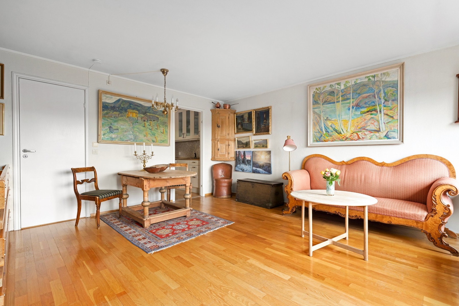 I stuen er det plass til spisebord Galleribilde