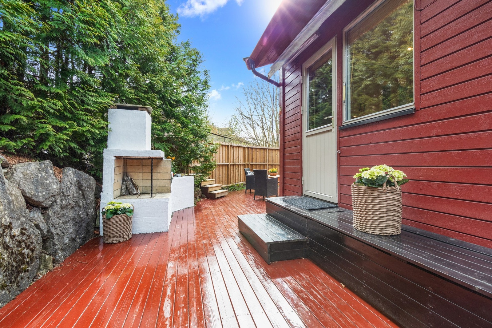 Terrasse er skjermet av beplantning Galleribilde