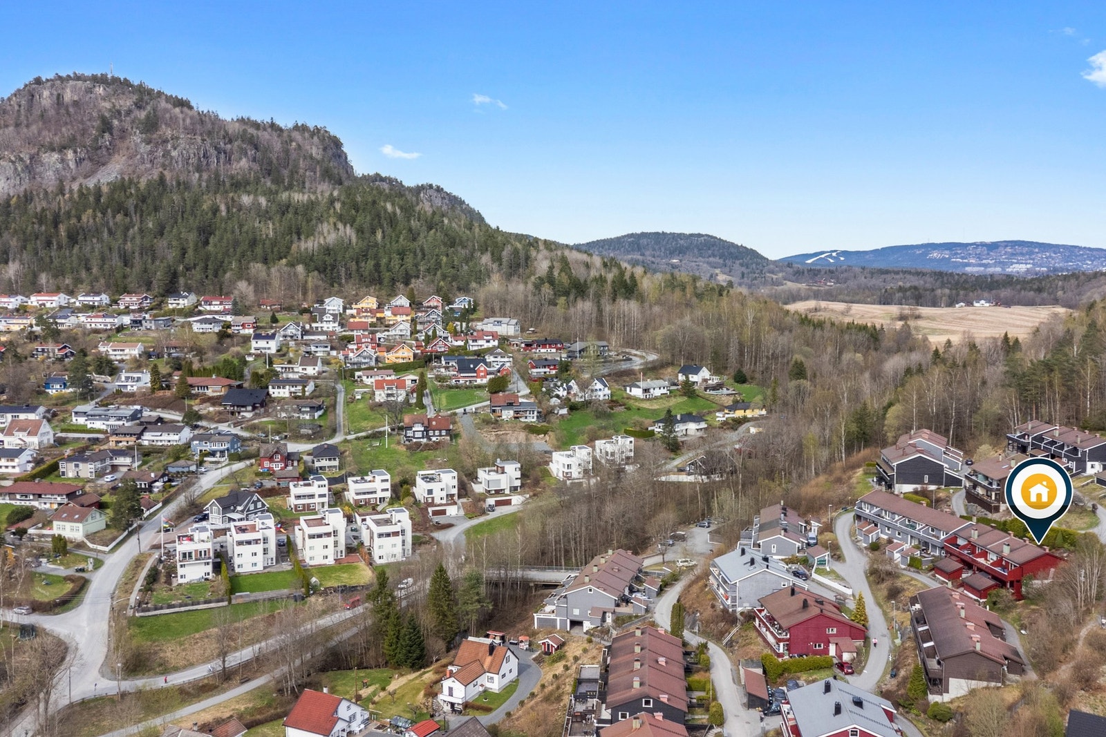 Garasjeplassen ligger under grå bygningen foran huset Galleribilde