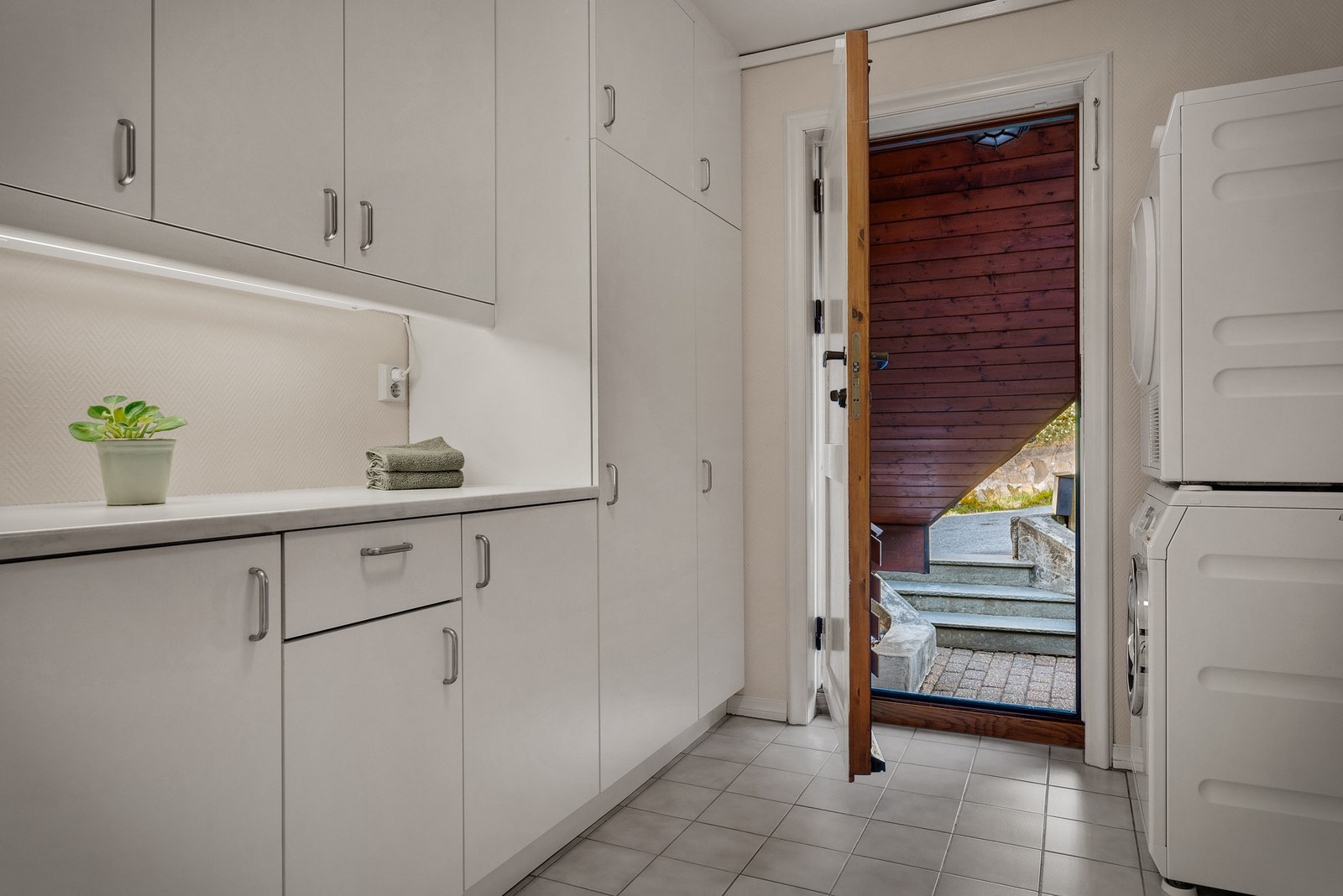 - Praktisk og funksjonelt vaskerom på 8,4m² med utslagsvask, opplegg for vaskemaskin/tørketrommel, samt innredning med skap og laminat benkeplate som gir gode arbeids- og avlastningsflater - Galleribilde