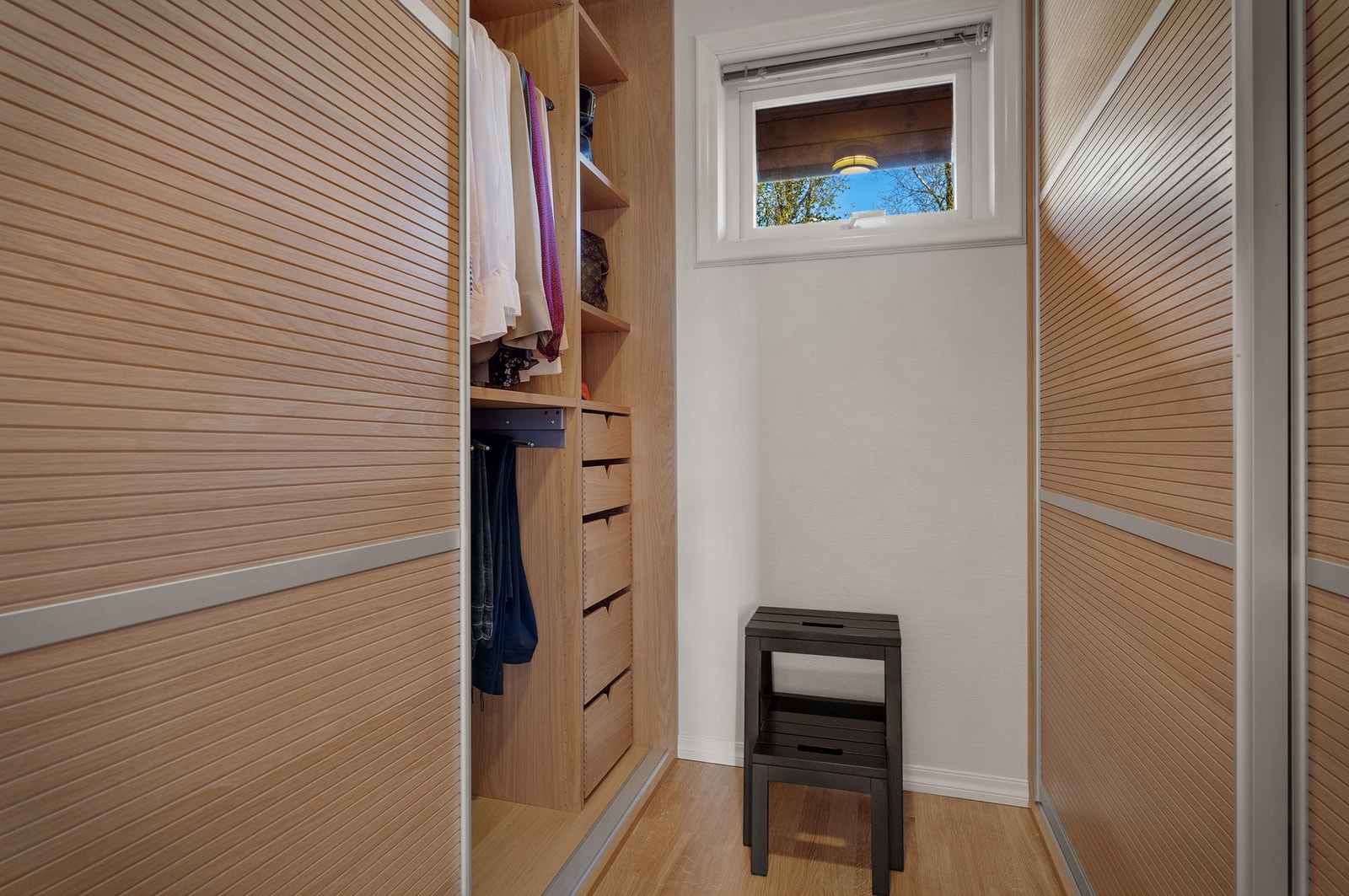 - Garderobe på hele 4,8 m² med svært gode oppbevaringsmuligheter - Galleribilde
