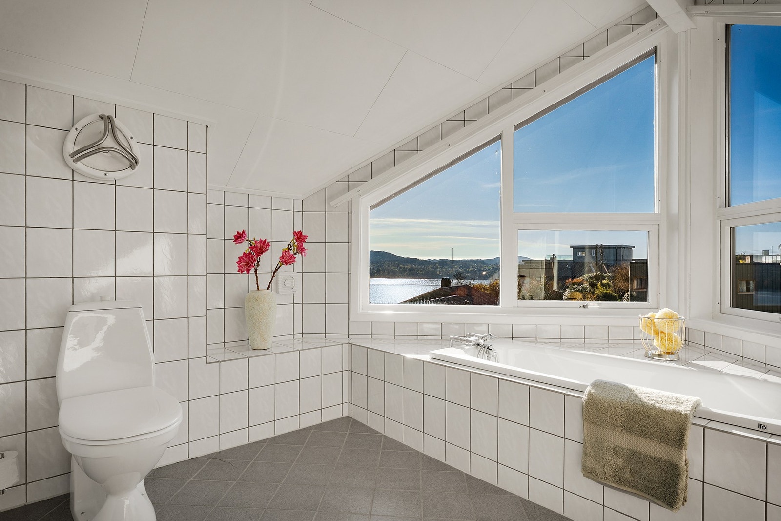 - Fra badet er det fantastiske utsiktforhold og godt naturlig lysinnslipp - Galleribilde