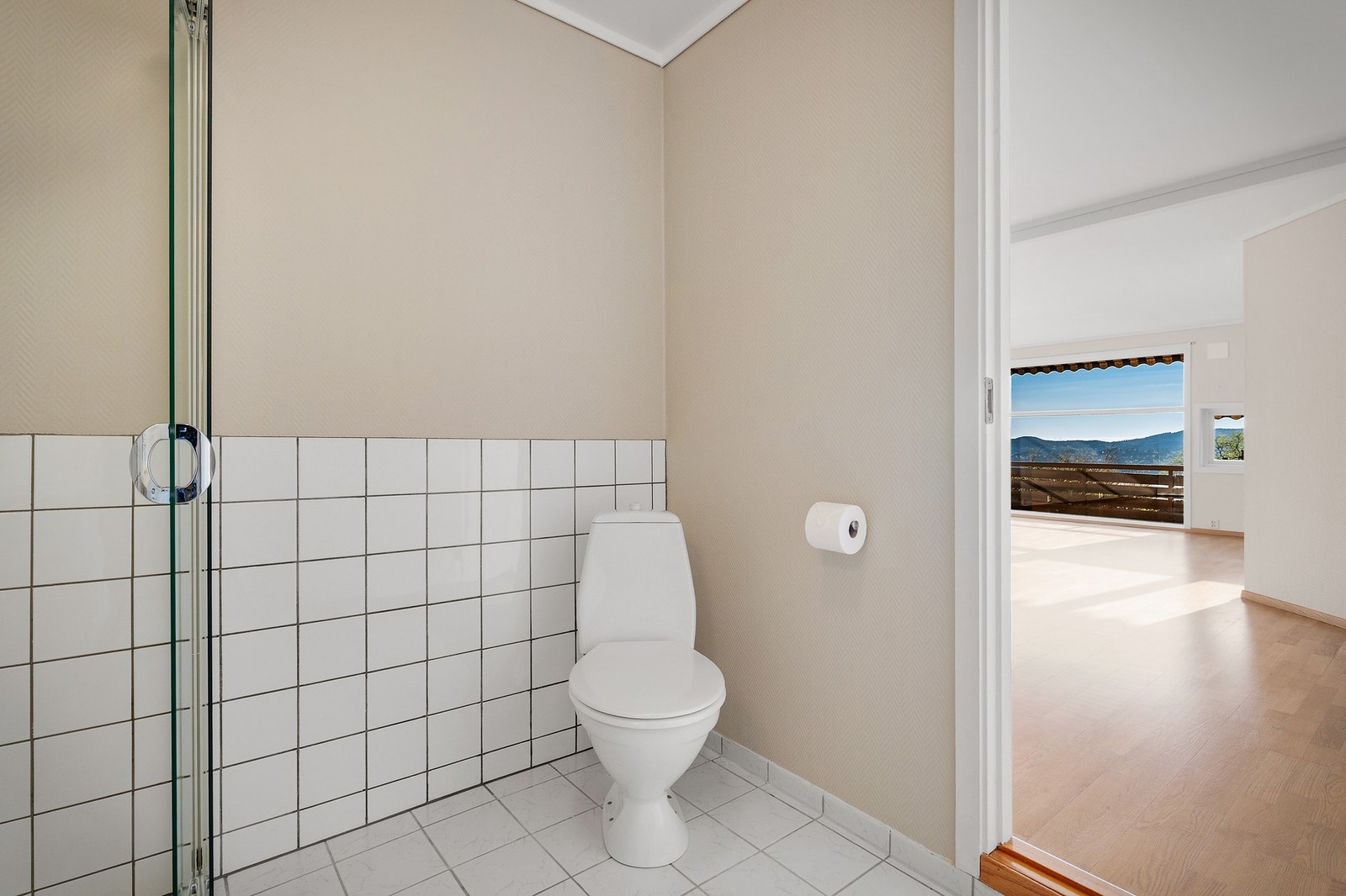 - Badet i hageleiligheten er på ca. 4,7 m² - Galleribilde