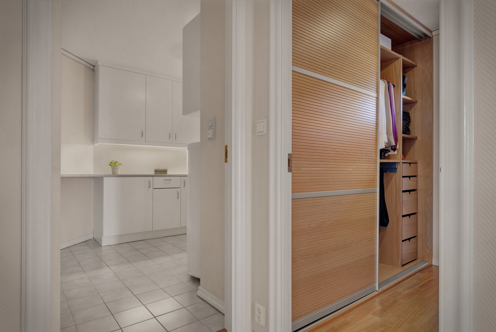 Spesialbestilt garderobe med heltre innredning av høy kvalitet Galleribilde