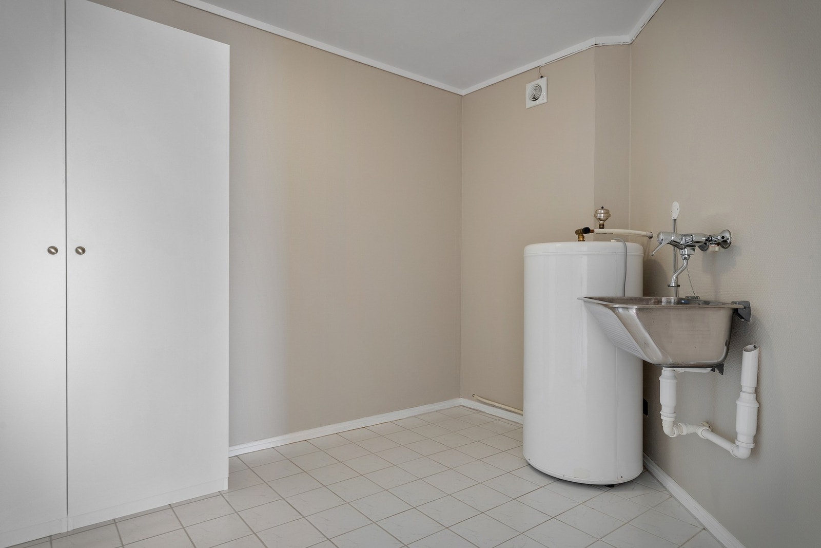 - Stort vaskerom i hageleiligheten på hele 7,5 m². Rommet er innredet med utslagsvask, opplegg for vaskemaskin, varmtvannstank og garderobeskap, som gir både praktisk vaskeløsning og noe ekstra oppbevaringsplass - Galleribilde