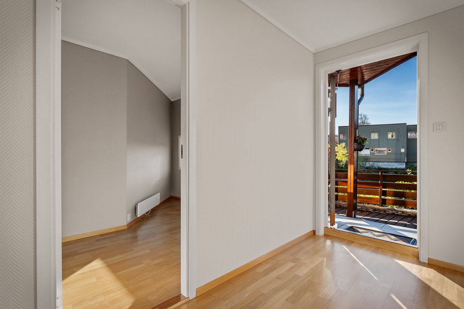 - Lys og innbydende entrè i hageleilighet - Galleribilde