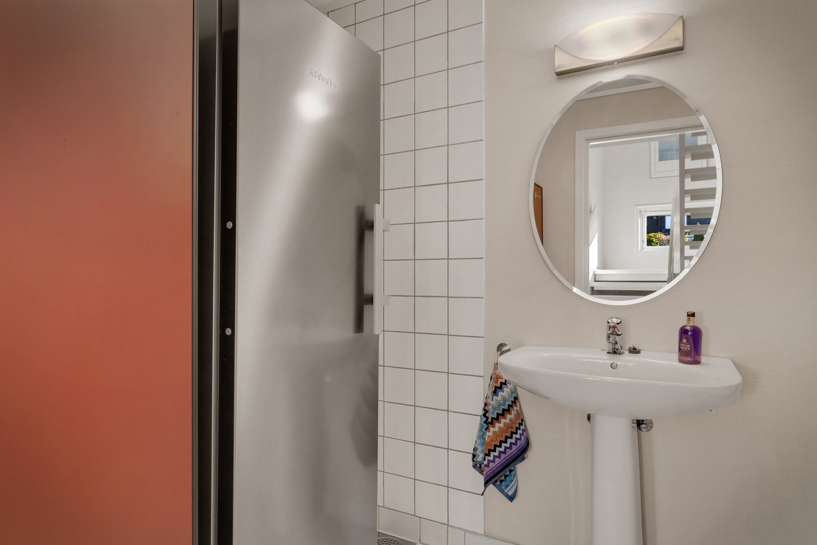 - Bad i underetasjen på ca. 5 m², innredet med servant, speil med belysning, toalett og dusjgarnityr - Galleribilde