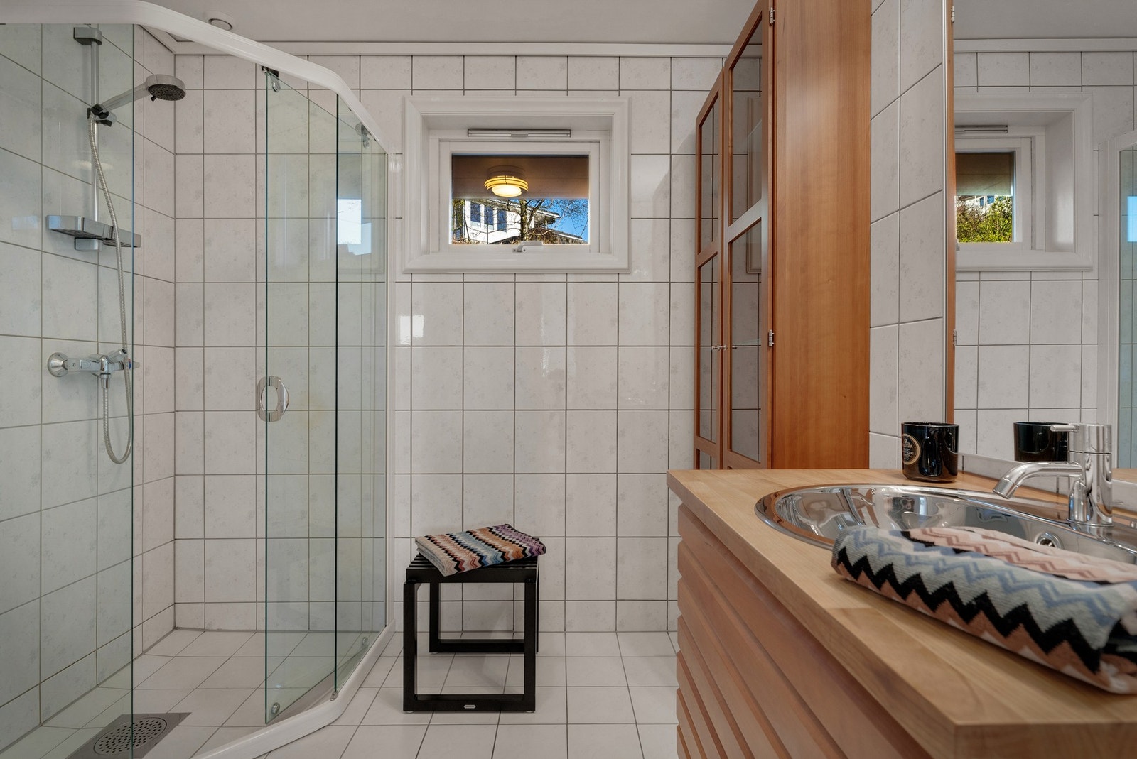 - Badet i hovedetasjen er på ca. 4,9 m² og fremstår som et funksjonelt våtrom med en klassisk og praktisk utforming. Rommet har flislagt gulv og vegger som gir en slitesterk og lettstelt overflate - Galleribilde
