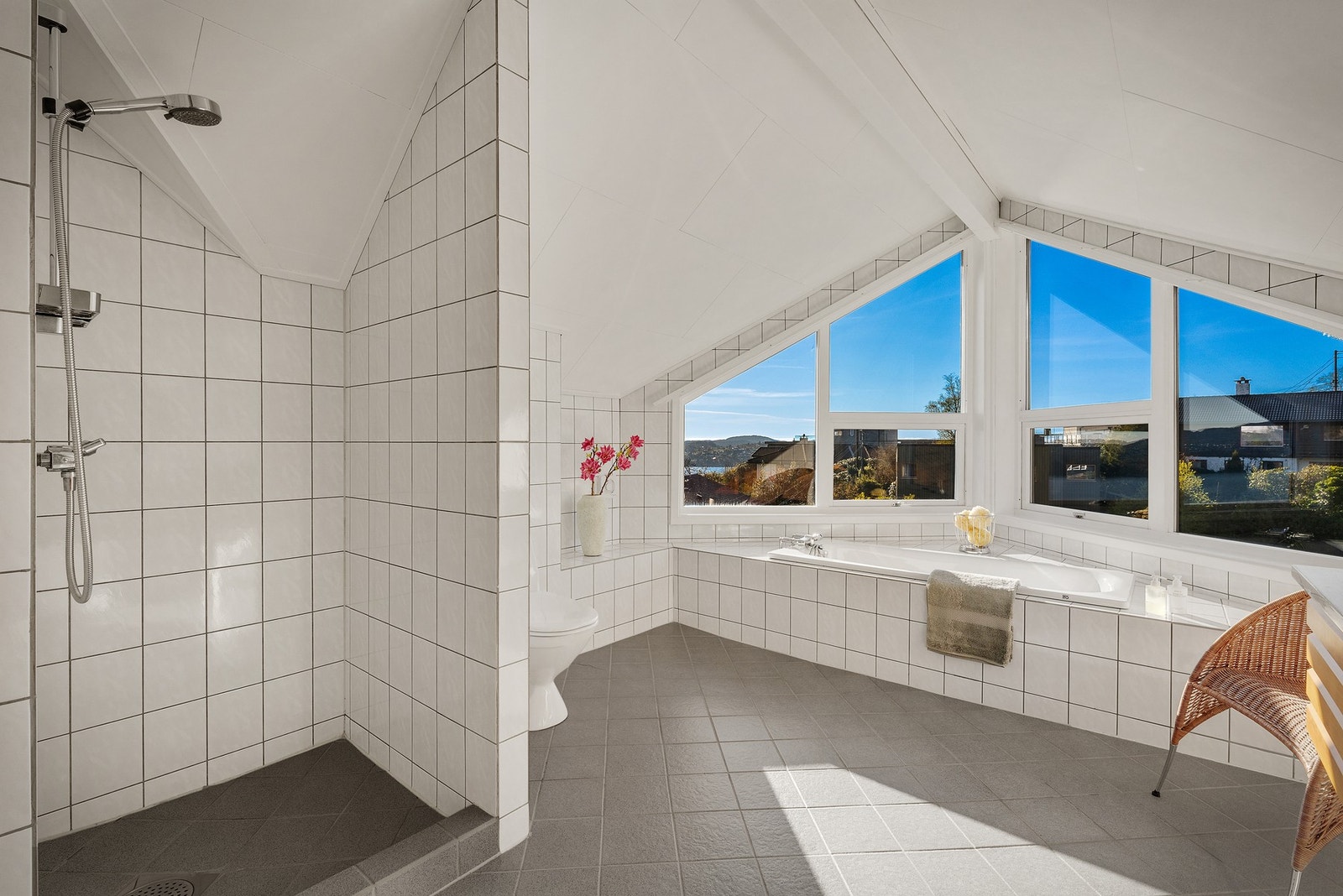 - Badet er innredet med servant i heltre møblement med granitt benkeplate, speil med belysning, høyskap, toalett, dusjgarnityr samt et innfliset badekar som gir ekstra komfort og fleksibilitet i bruk - Galleribilde