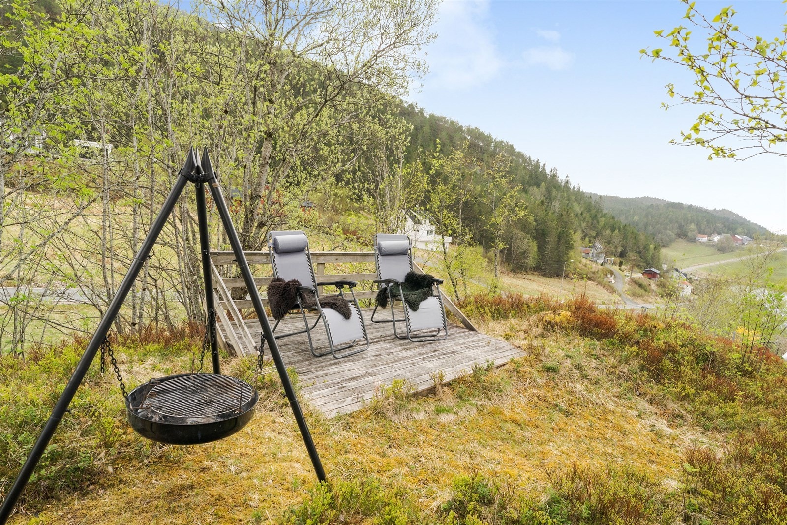 Tomta er på 1102m² med gode uteområder og rikelig med plass rundt boligen. Her er det etablert en trivelig sittegruppe med bålpanne, som skaper en hyggelig ramme for sene kvelder og sosiale stunder utendørs. Galleribilde