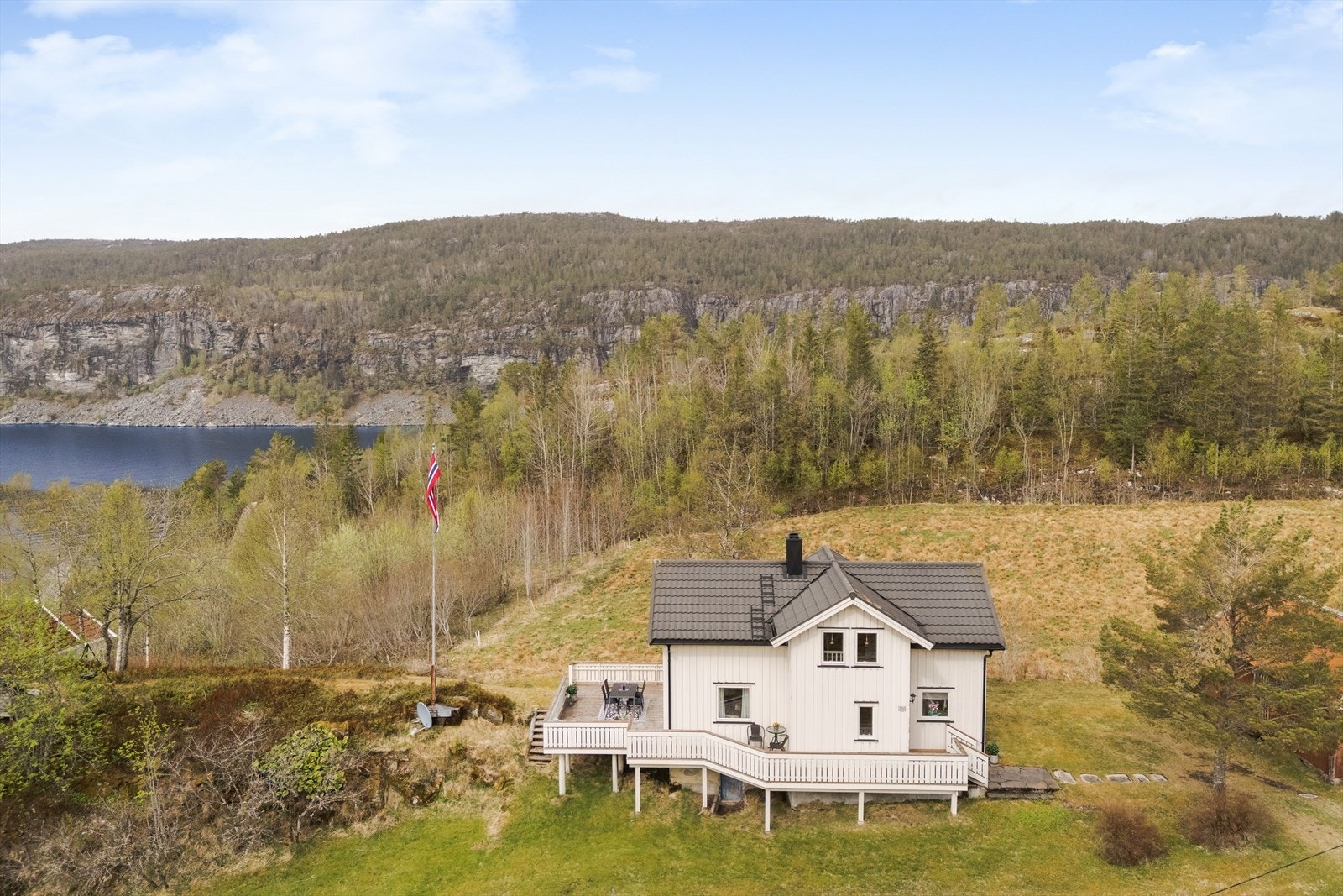 Her får du en landlig og sjønær fritidsbolig med tilhørende nausttomt. Galleribilde