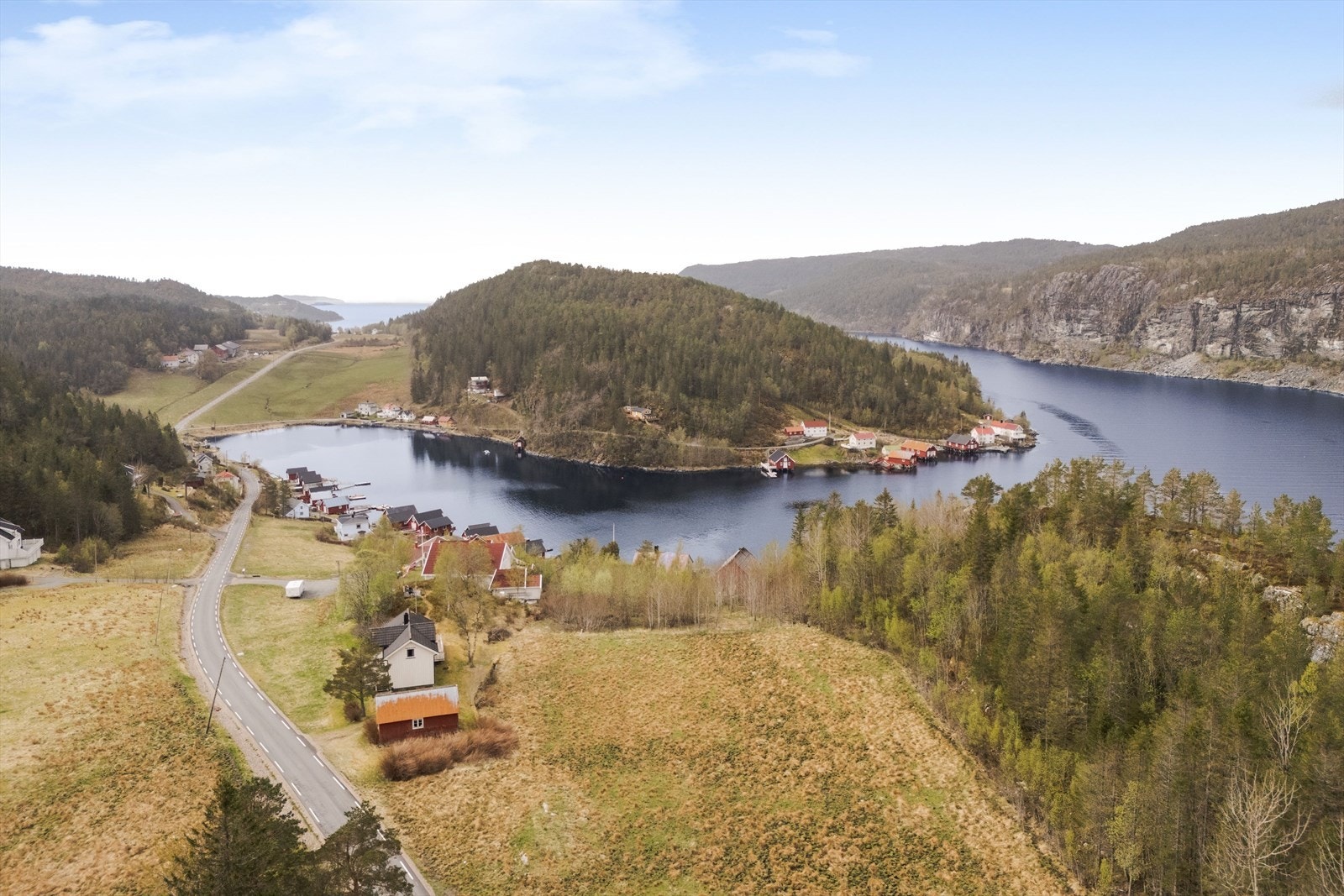 Eiendommen ligger i et herlig område med kort vei til sjøen, som gir gode muligheter for friluftsliv, rekreasjon og naturopplevelser i nærområdet. Galleribilde