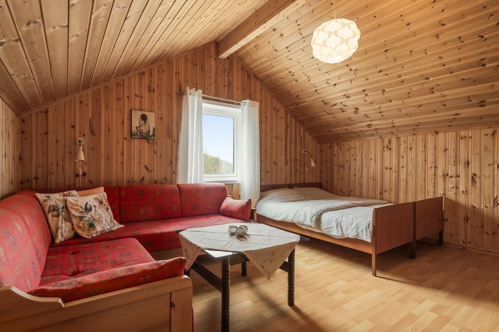 I 2. etasje ligger tre soverom på henholdsvis 14,5m², 9,5m² og 7,5m², dette gir fleksible bruks- og innredningsmuligheter. Galleribilde
